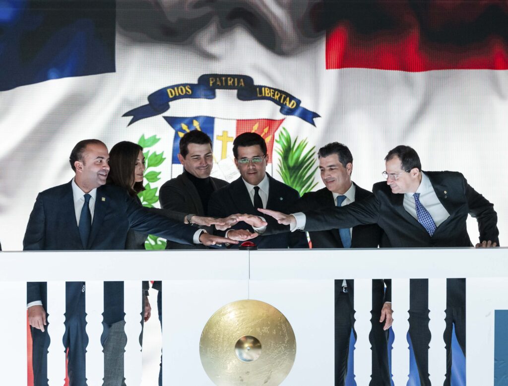 Samuel Pereyra, presidente ejecutivo de Banreservas; Rita Abinader Corona, hermana del presidente de la República Dominicana; el futbolista español Iker Casillas, David Collado, ministro de Turismo; Christopher Paniagua, y Steven Puig, presidentes ejecutivos de Banco Popular y del BHD, respectivamente.