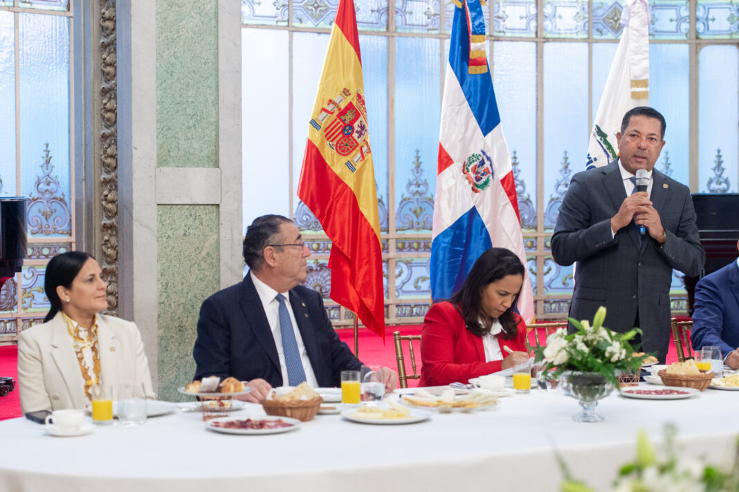 Ysidro García, vicepresidente ejecutivo senior de Negocios Banreservas, habla durante la presentación de los resultados de la República Dominicana en Fitur 2025, en presencia de Deyanira Pappaterra, vicepresidenta ejecutiva de Negocios Turísticos Banreservas; Jacqueline Mora, viceministra técnica de Turismo; y Juan Manuel Martín de Oliva, vicepresidente del área de Negocios Turísticos del Banco Popular Dominicano.