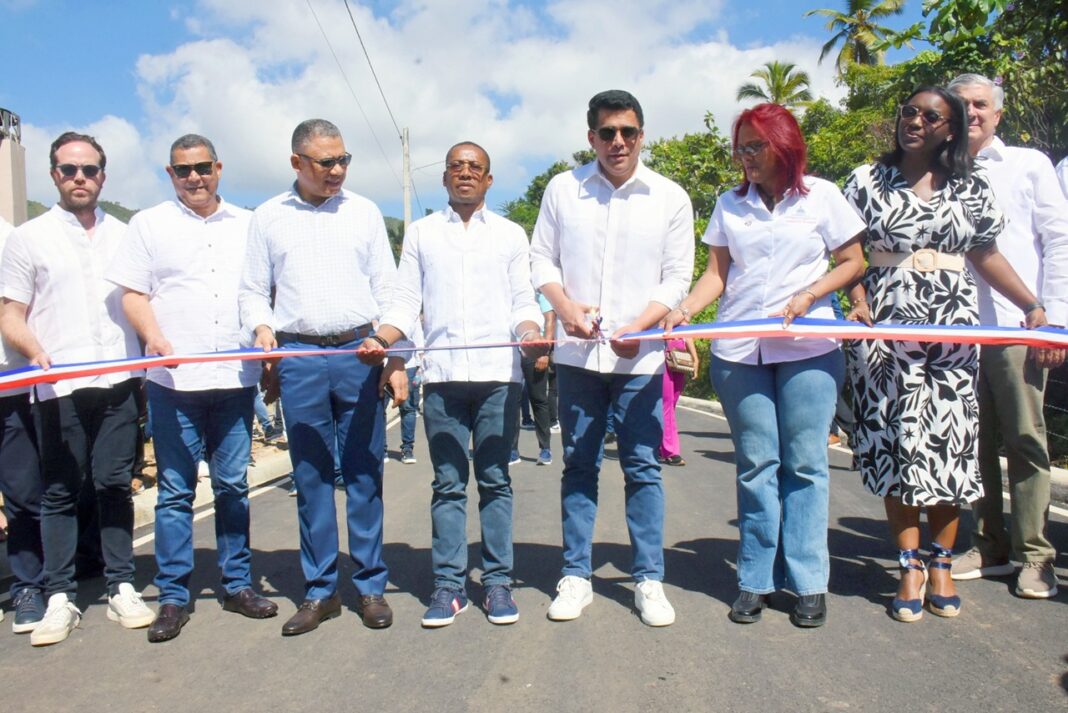 El ministro de Tursmo, David Collado, junto a síndicos y la gobernadora de la provincia de Samaná en el corte de la cinta que dejó inaugiurada la pavimentación de las calles de Arroyo Barril.
