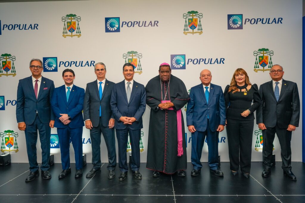 De izquierda a derecha, los señores José Mármol, Manuel A. Grullón Hernández, René Grullón, Christopher Paniagua, Monseñor Jesús Castro Martes, Manuel E. Jiménez F., Antonia Antón de Hernández y Juan Lehoux.