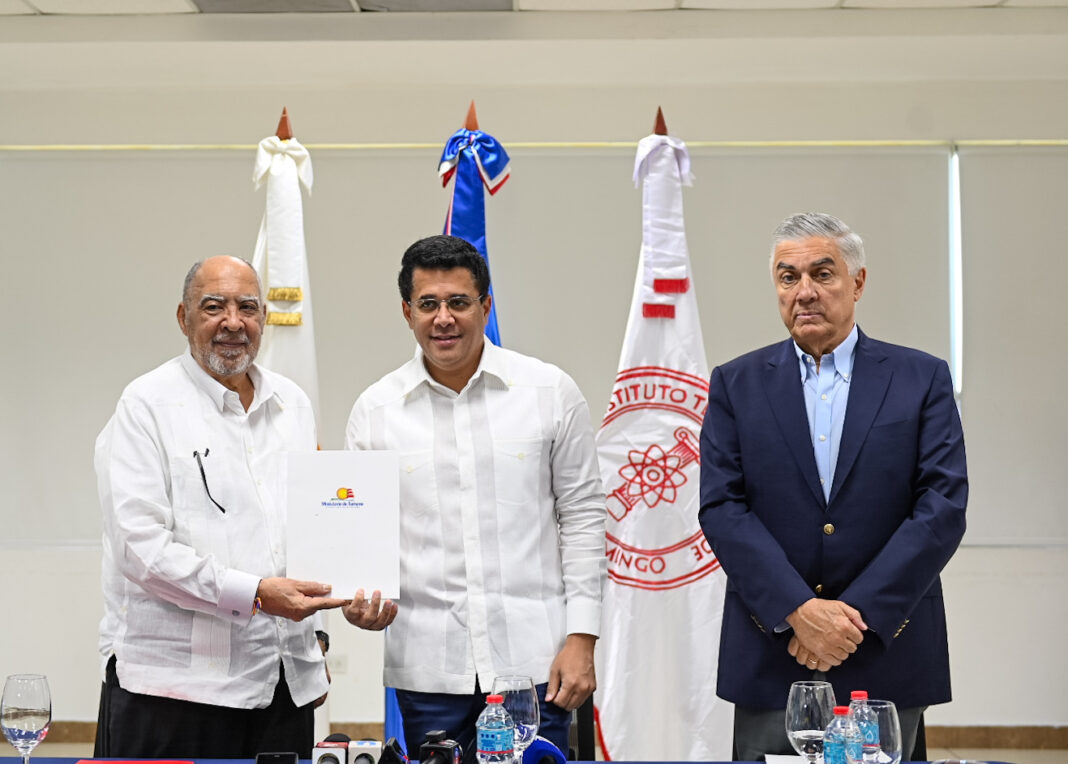 Julio Sánchez Maríñez, rector del Instituto Tecnológico de Santo Domingo (INTEC), David Collado, ministro de Turismo y Papo Bancalari, presidente de Asonahores