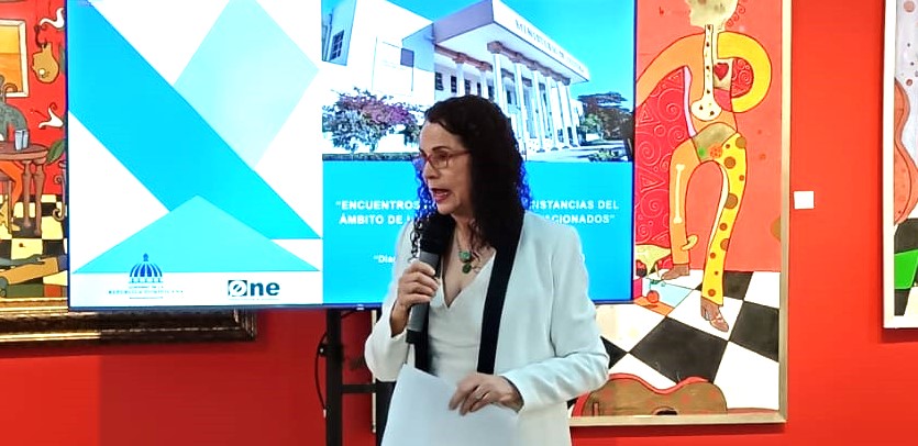 Ángela Hernández, directora general del Libro y la Lectura (hasta el día 22 cuando es efectiva su renuncia) mientras presentaba el informe elaborado con apoyo de ONE, en colaboración con el Ministerio de Cultura.
