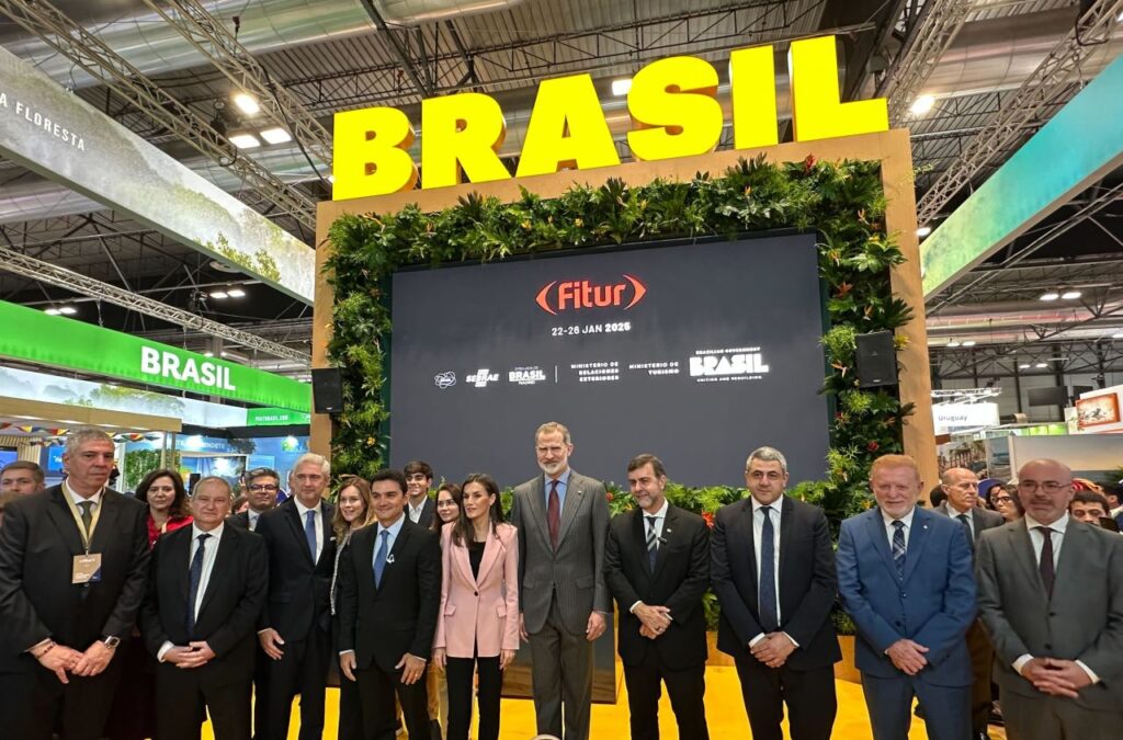 Los Reyes de España visitan el stand de Brasil, país invitado de honor a Fitur 2025