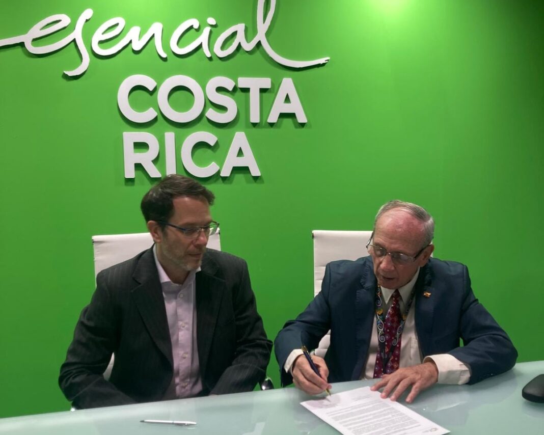 Momento de la firma para Costa Rica apoyar la iniciativa global del organismo Hotel Sustainability Basics (Basics).