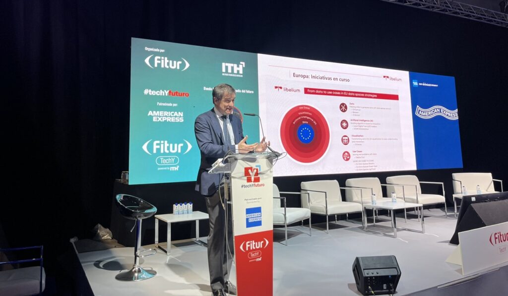 Primera conferencia de TechYfuturo en Fitur Dando forma a la metrópolis del futuro, sobre tecnología e innovación, el futuro de las ciudades inteligentes