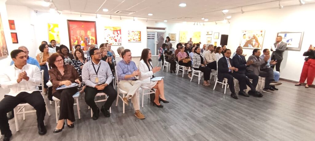 Publico asistente a encuentro para conocer los informes Unesco y Cultura sobre Bibliotecas