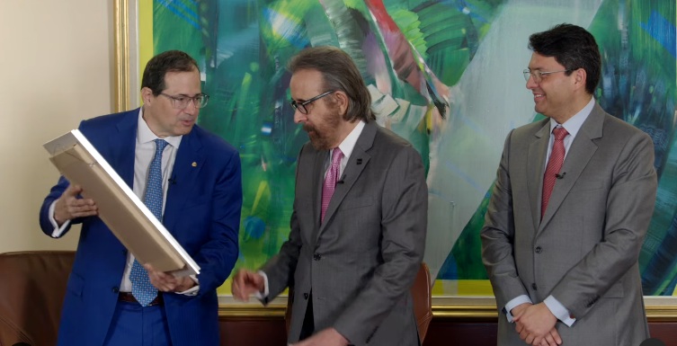 El reconocimiento a Edmundo Aja, presidente y cofundador de Hodelpa Hotels & Resorts y presidente del Grupo Hodelpa, valora su trabajo en el sector hotelero, que ha trascendido con el desarrollo de empresas complementarias y la consolidación de HODELPA como un emblema de la inversión local, con presencia en varios polos turísticos dominicanos.