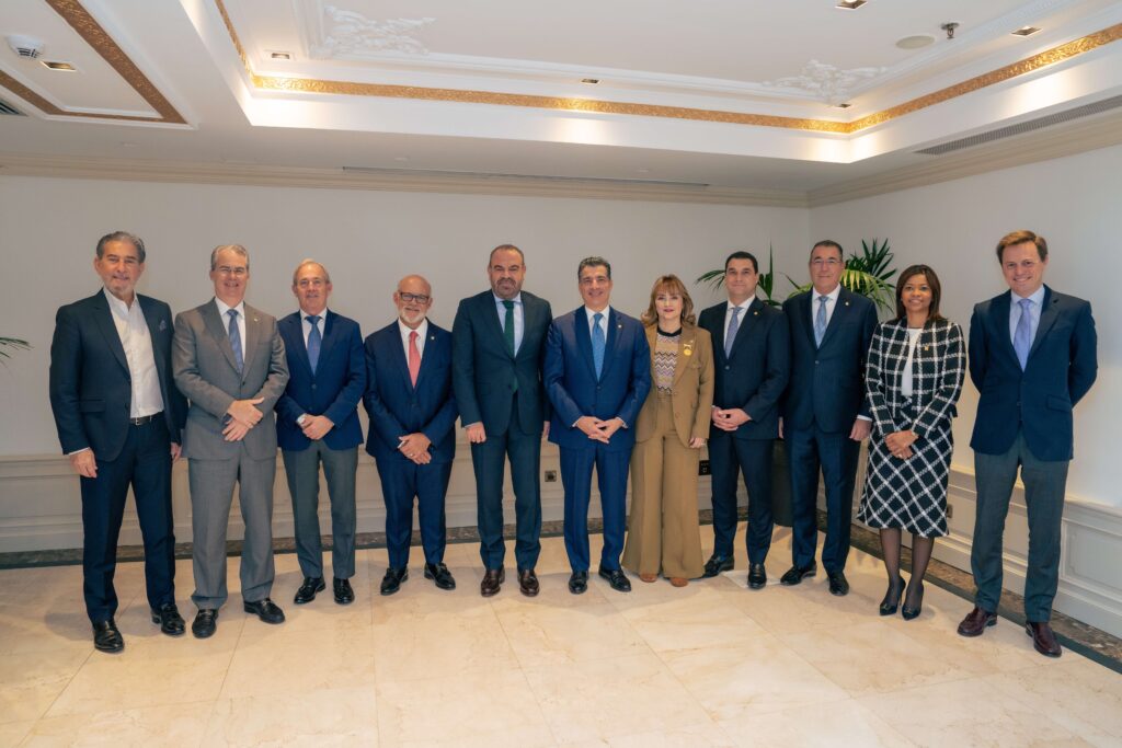 Desde la izquierda, los señores André Gerondeau, René Grullón, Ángel Luis Rodríguez, Eduardo Grullón, Gabriel Escarrer Jaume, Christopher Paniagua, Antonia Antón de Hernández, José Manuel Cuervo, Juan Manuel Martín de Oliva, Karina Vallejo y Juan de la Hera.