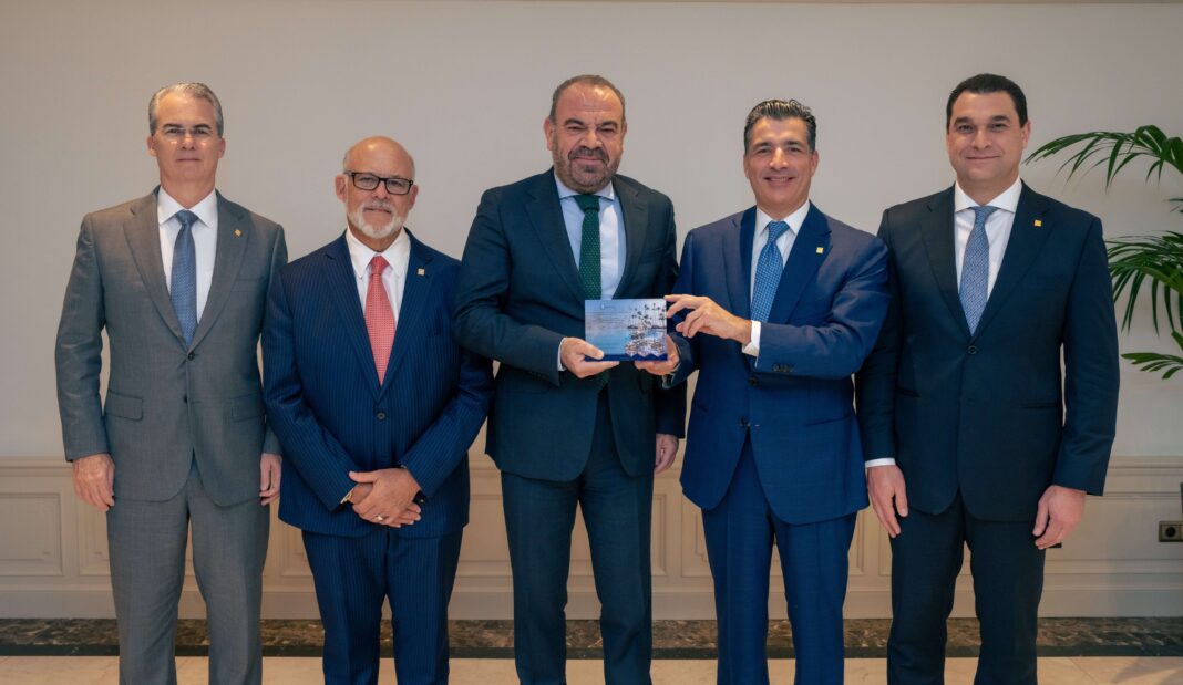 Desde la izquierda los señores René Grullón, Eduardo Grullón, Gabriel Escarrer Jaume, Christopher Paniagua y Jose Mánuel Cuervo.
