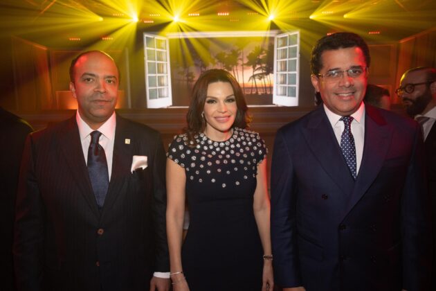 1. El presidente ejecutivo de Banreservas, Samuel Pereyra; la presidenta del Voluntariado Banreservas, Noelia García de Pereyra, y el ministro de Turismo de la República Dominicana, David Collado, en el coctel que ofreció la entidad financiera en Fitur 2025.