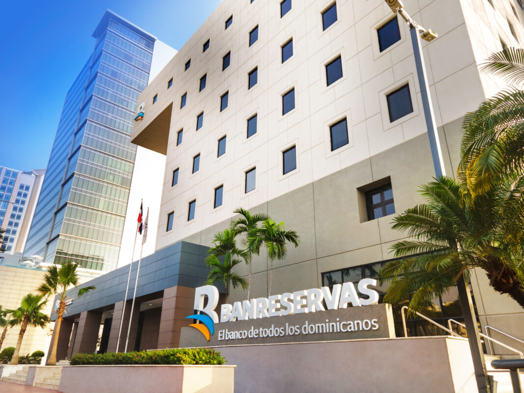Vista panorámica de la Torre del Banco de Reservas en Santo Domingo.