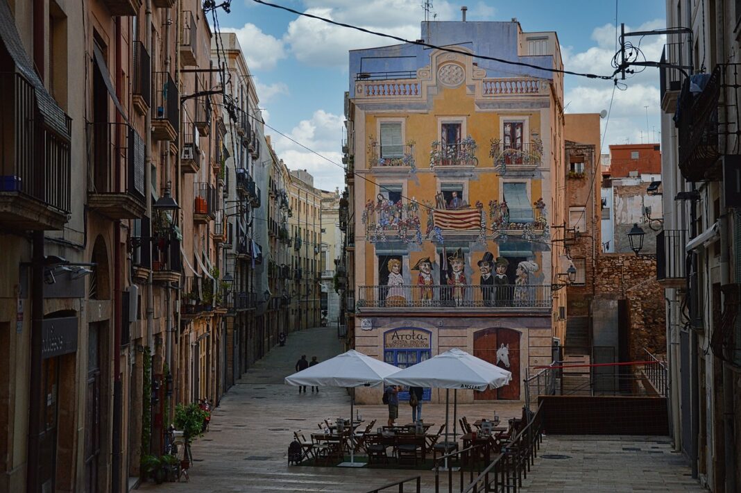 La medida en España pretende garantizar la transparencia y el control en las viviendas destinadas a estancias temporales así como fomentar un modelo de turismo más sostenible y equilibrado.