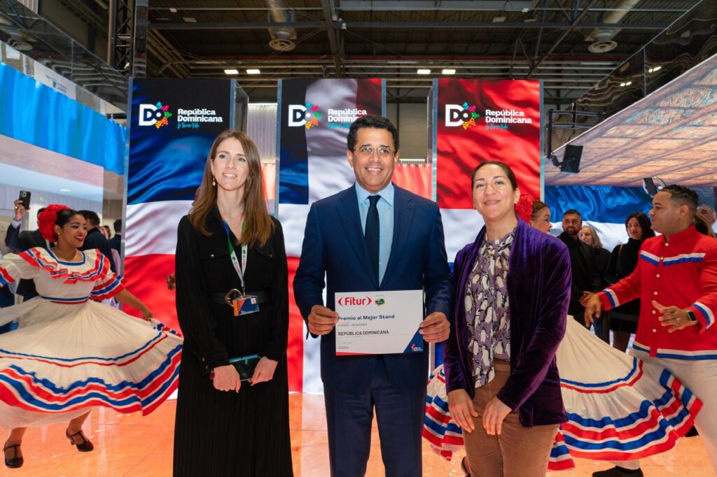 El ministro de Turismo recibe de ejecutivos de Ifema Madrid, el pergamino al mejor stand de Fitur 2025.