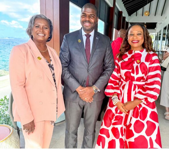 Dona Regis-Prosper, Secretaria General y Directora Ejecutiva de la Organización de Turismo del Caribe (CTO) (derecha), con el Primer Ministro de las Islas Vírgenes Británicas, Dr. Natalio Wheatley, y la Ministra Adjunta de Turismo, Luce Hodge-Smith.