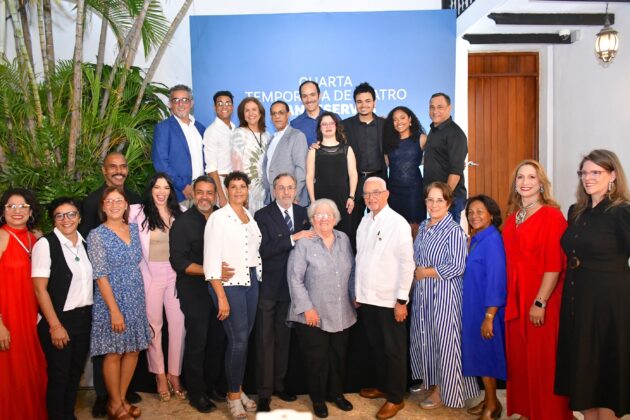 Wilson Rodríguez, Guillermo Cordero y Germana Quintana junto a los productores y actores de la 4ta. Temporada de Teatro Banreservas