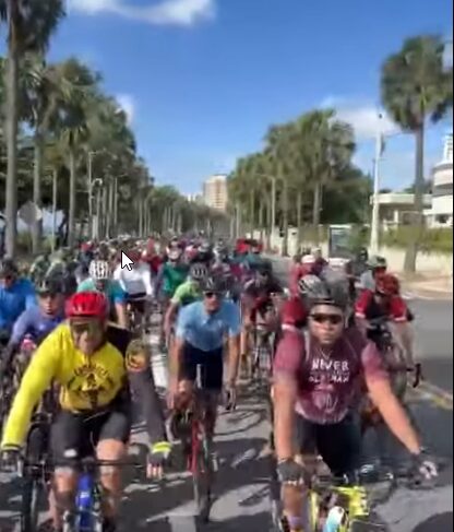 Los ciclistas participantes en la XII Vuelta Ciclística Pedalea por tu Corazón, convocada por la Sociedad Dominicana de Cardiología y respaldada por Aro&Pedal y decenas de clubes de ciclismo.