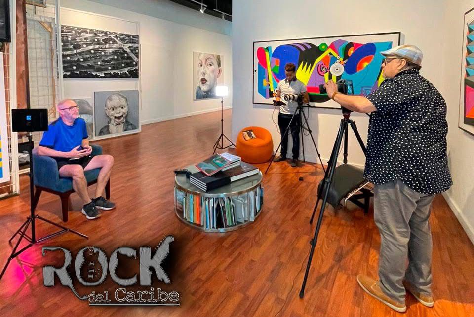 Eddy Coradín en cámara entrevistrando uno de los pareticipantes del documental sobre el rock dominicano