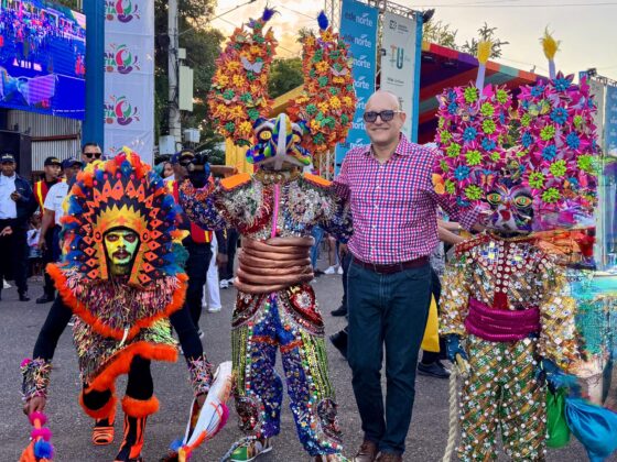 El alcalde de Santiago, Ulises Rodríguez, posa junto a personajes destacados del Carnaval de la Ciudad Corazón