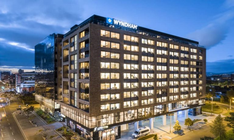 El hotel Wyndham Bogotá es un hotel de lujo inspirado en el arte joven de la ciudad.
