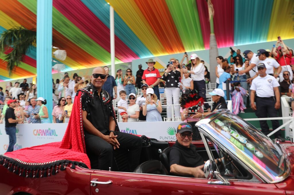 Féliz Sánchez, Rey Momo del Carnaval de Punta Cana, junto a Frank Rainieri.