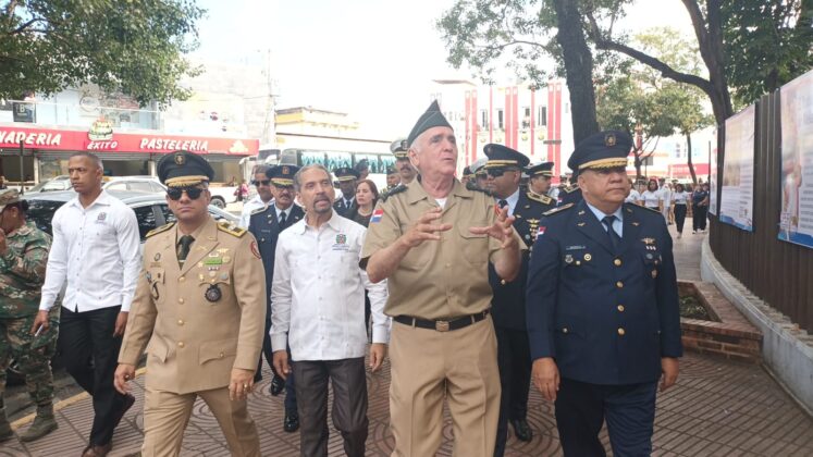 El coronel Sócrates Suazo Ruiz explica detalles de la exposición.