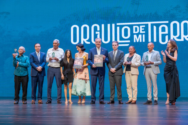 Presidente de la República Luis Abinader recibe libro “El Pico Duarte”, bajo Orgullo de mi Tierra por parte de Familia González Cuadra y Héroes Anónimos