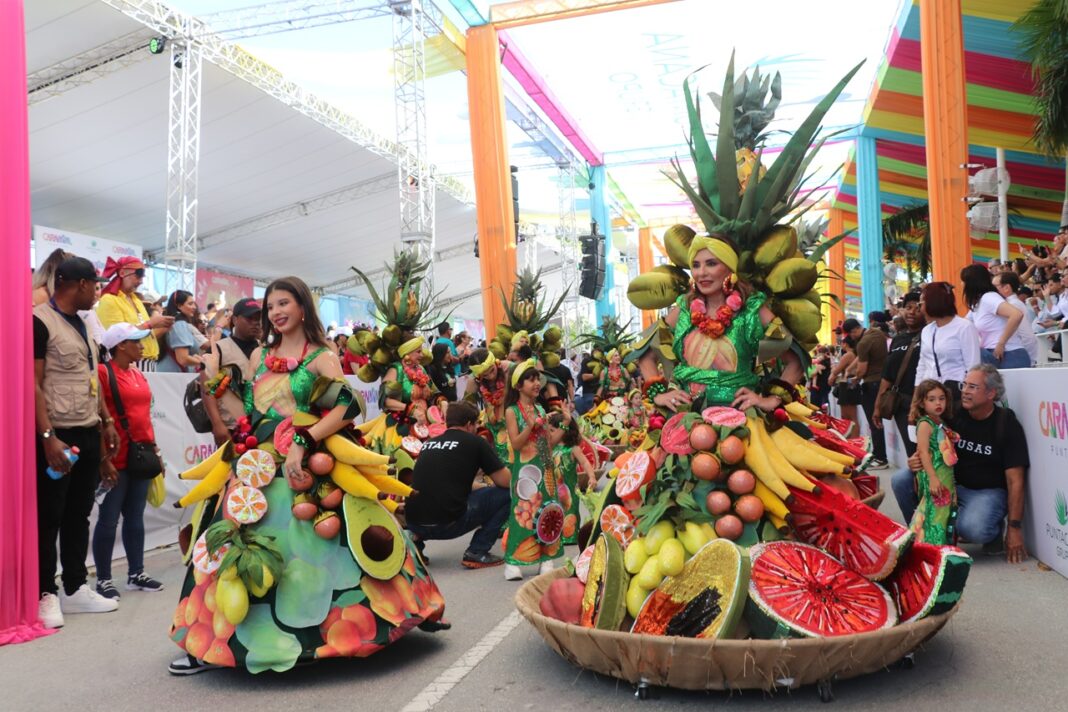 Haydeé Kuret de Rainieri, junto a Las Musas de Punta Cana abrió el desfile de carnaval.
