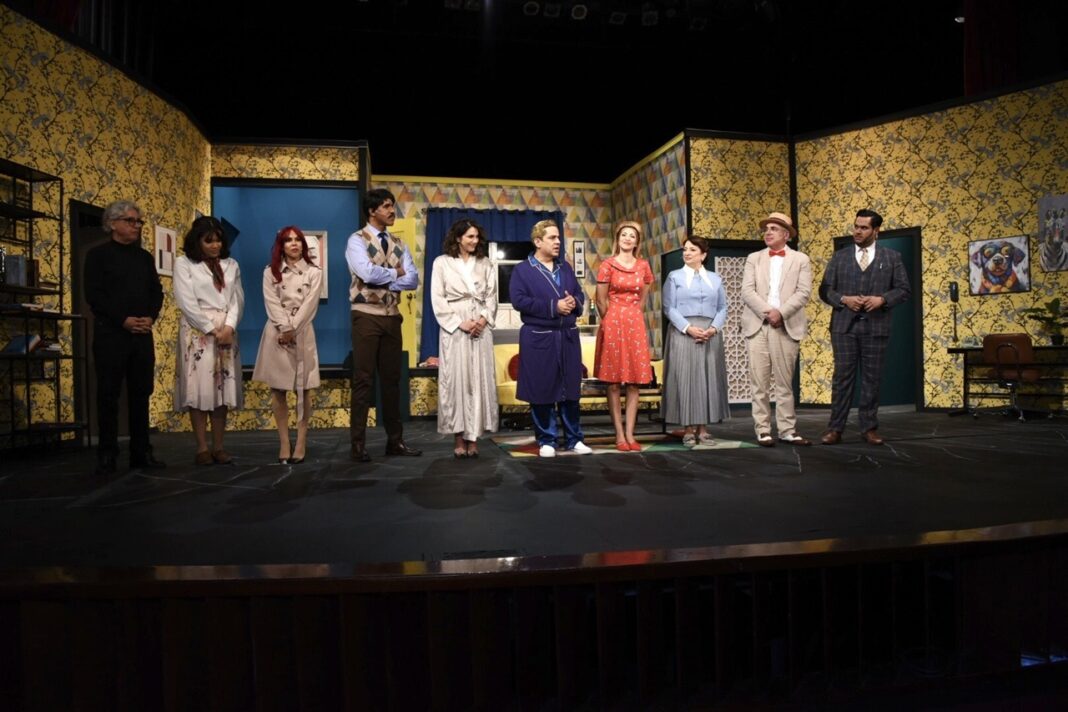 El elenco de la obra Cada Oveja con su Pareja junto a la actriz Josefina Gallart luego de la entrega del reconocimiento.