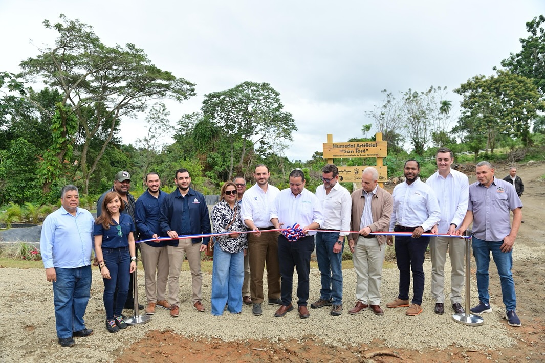 Momento del corte de cinta que dejó inaugurado el humedal artificial del barrio San José en Jarabacoa.