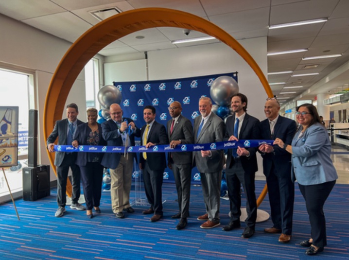 Los clientes, tripulantes e invitados a bordo del vuelo número 1 del aniversario de hoy disfrutaron de sorpresas y regalos en la Terminal 5 de JetBlue.