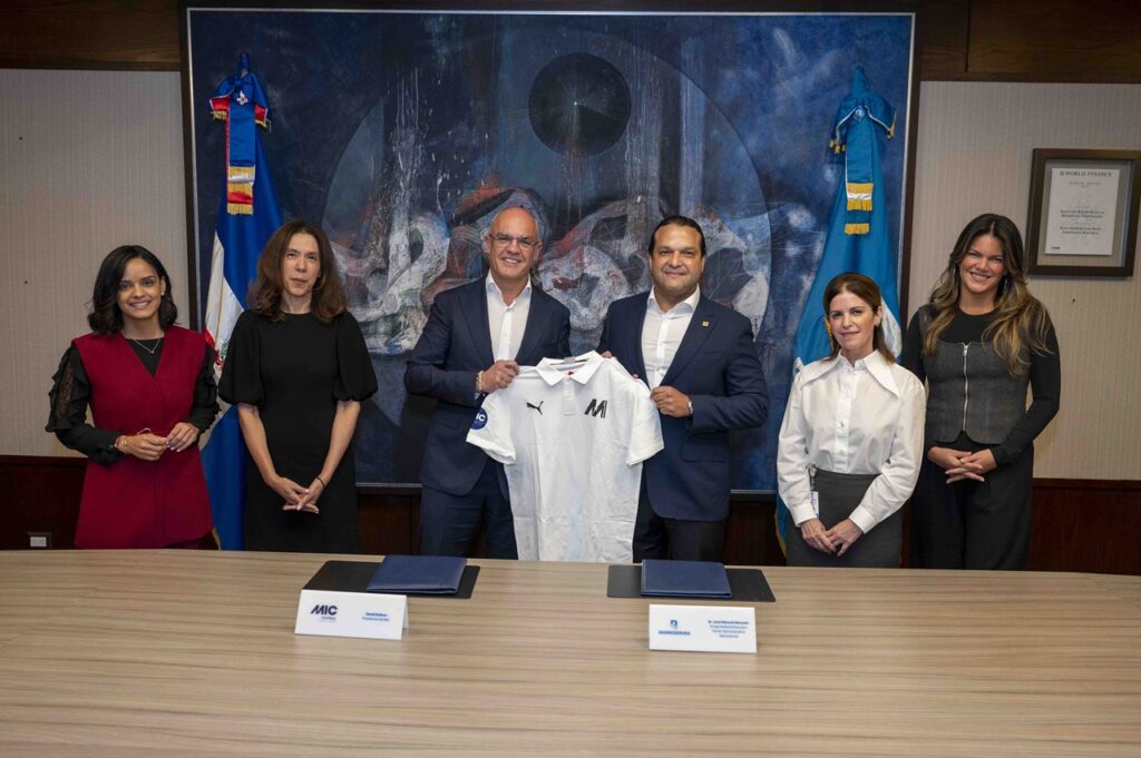 Ejecutivos de MIC Sport entregan la camiseta del torneo al Banreservas.
