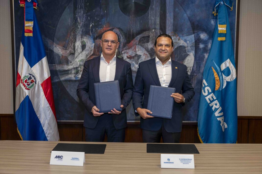 Tras la firman posan el presidente del MIC, David Bellver y José Manuel Almonte, vicepresidente ejecutivo senior administrativo de Banreservas.
