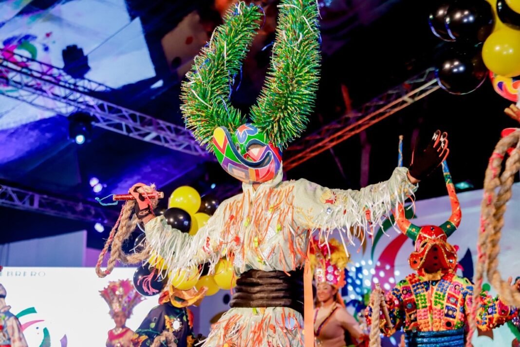 El Carnaval de Santiago reunió en su segunda salida a miles de ciudadanos de distintas partes del país y a turistas que disfrutaron de la riqueza cultural y folclórica de la Ciudad en un ambiente de alegría y tradición.