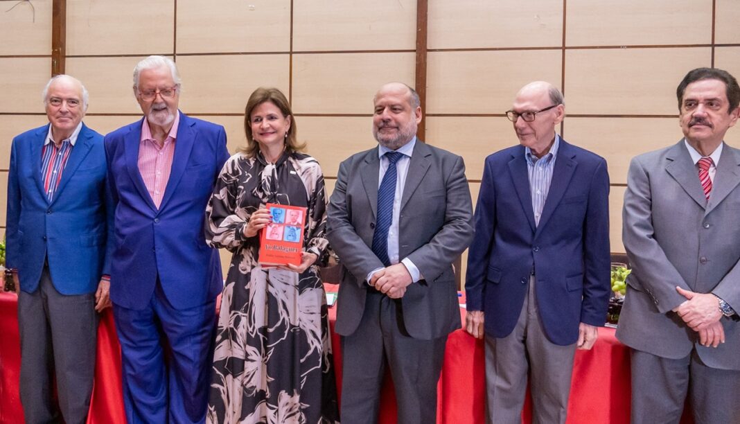 Bernardo Vega, José Del Castillo, Vice Presidenta Raquel Peña, Pablo Gómez Borbón, Frank Moya Pons y Tony Raful.