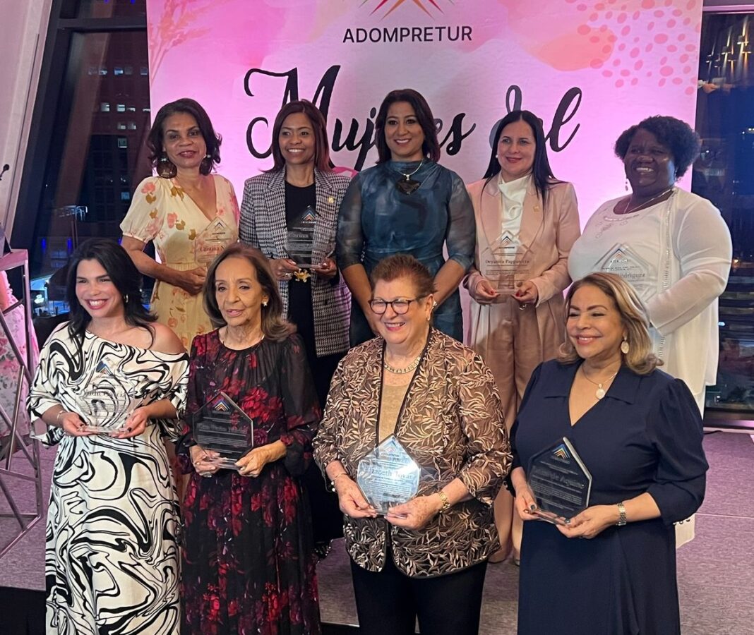 Yenny Polanco Lovera, presidenta Adompretur junto a las mujeres del turismo reconocidas Cristina Núñez, Deyanira Pappaterra, Elizabeth T.
