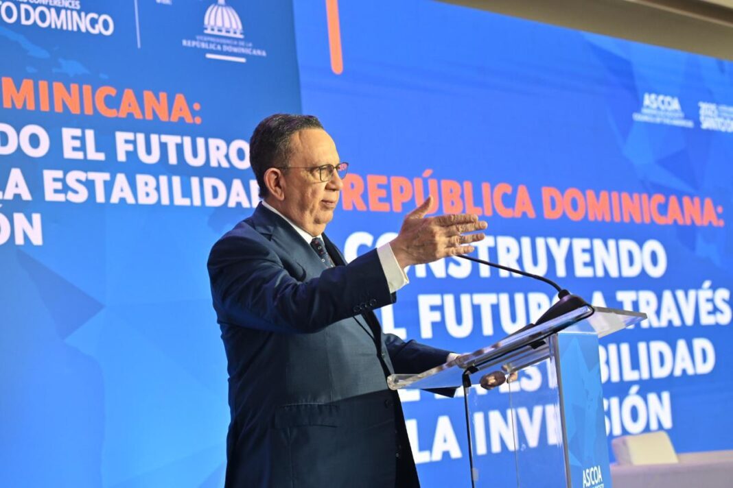 El gobernador del BCRD afirmó durante su intervención en la Conferencia del Council of Américas (COA) 2025, que la economía dominicana se encuentra con fortaleza para enfrentar la incertidumbre internacional que ha causado las fluctuaciones del tipo de cambio