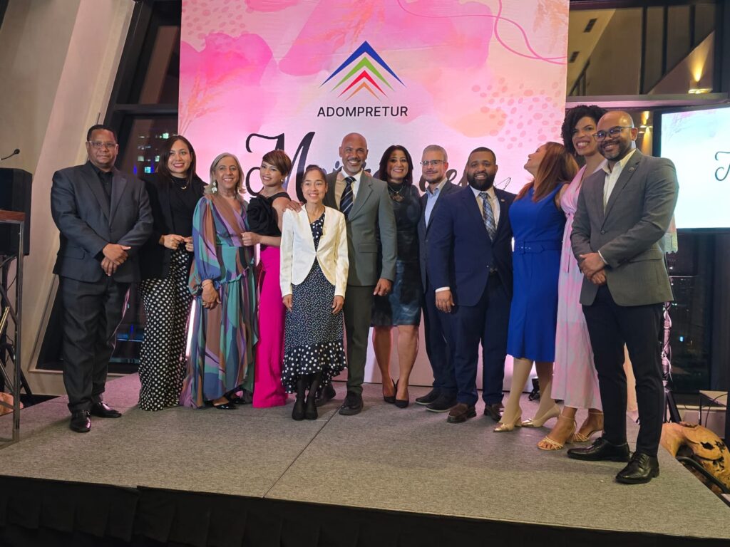 La junta directiva de Adompretur 2023-2025 orgullosa de honrar a las mujeres del turismo dominicano.