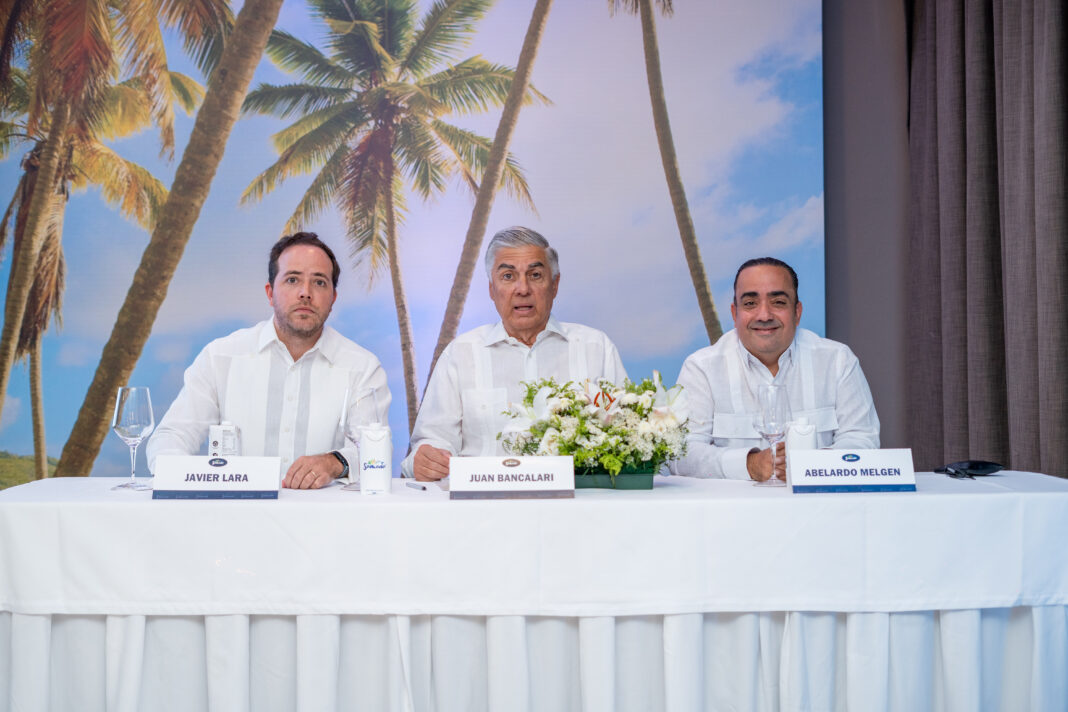 Javier Lara Reinhold, Presidente del Clúster Turístico de Samaná (CTS)_ Juan Bancalari, Presidente de ASONAHORES_ y Abelardo Melgen, Acra, Presidente de la Asociación de Hoteles y Empresas Tu