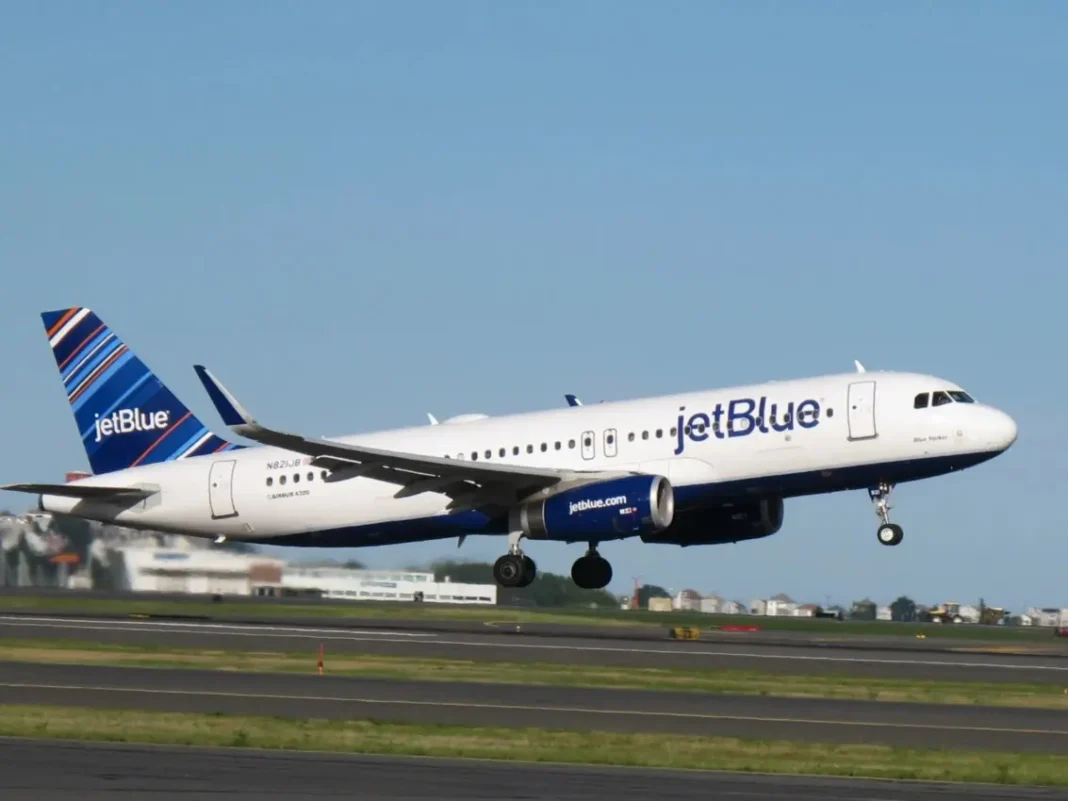 Avión de JetBlue en despegue