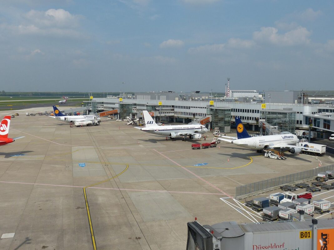 Aviones estacionados en una terminal aeroportuaria