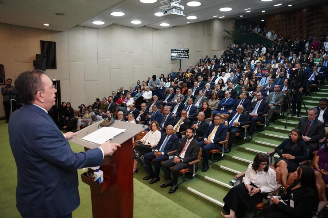 Valdez Albizu presentó el informe de la ENIEF 2024, anunciando que el indicador de inclusión financiera se elevó al 65.6 %, desde el 56.9 % registrado en 2019