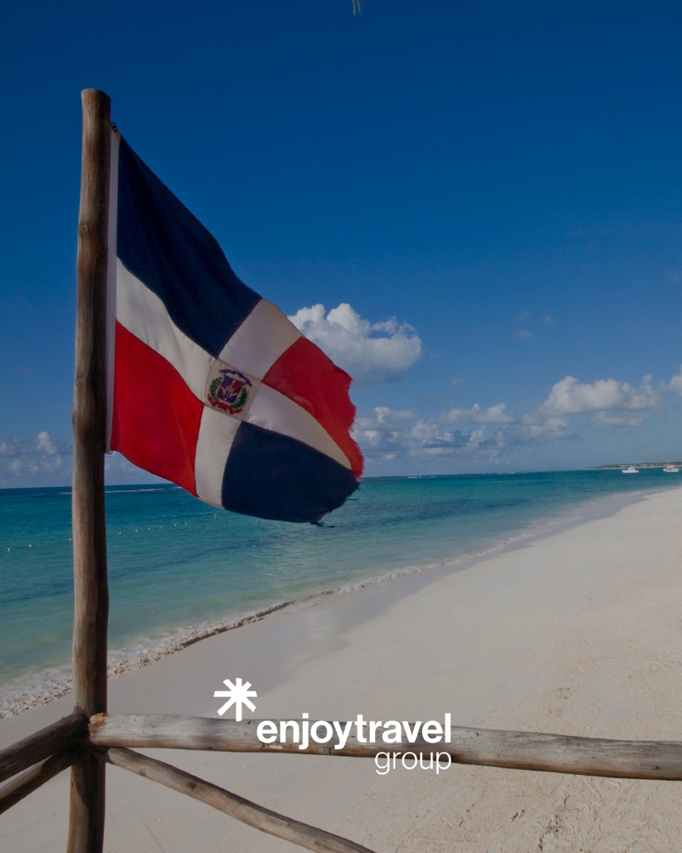 Bandera dominicana en la playa en una publicación de Enjoy Travel Group