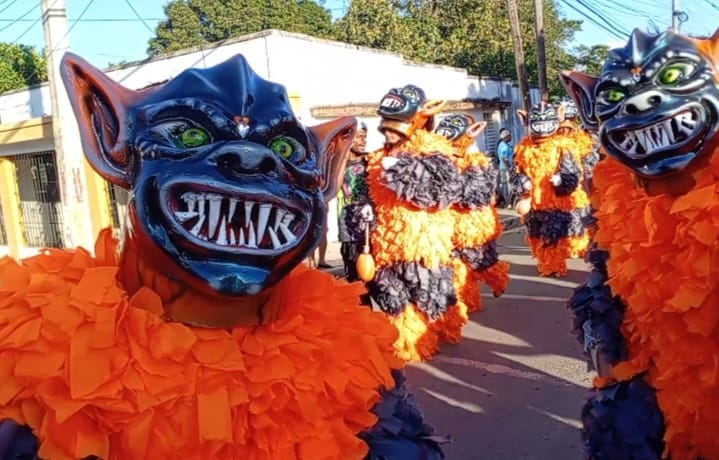 El colorido y el ingenio en los diablos del Carnaval de Cotuí. Foto Joaquín Hiraldo.