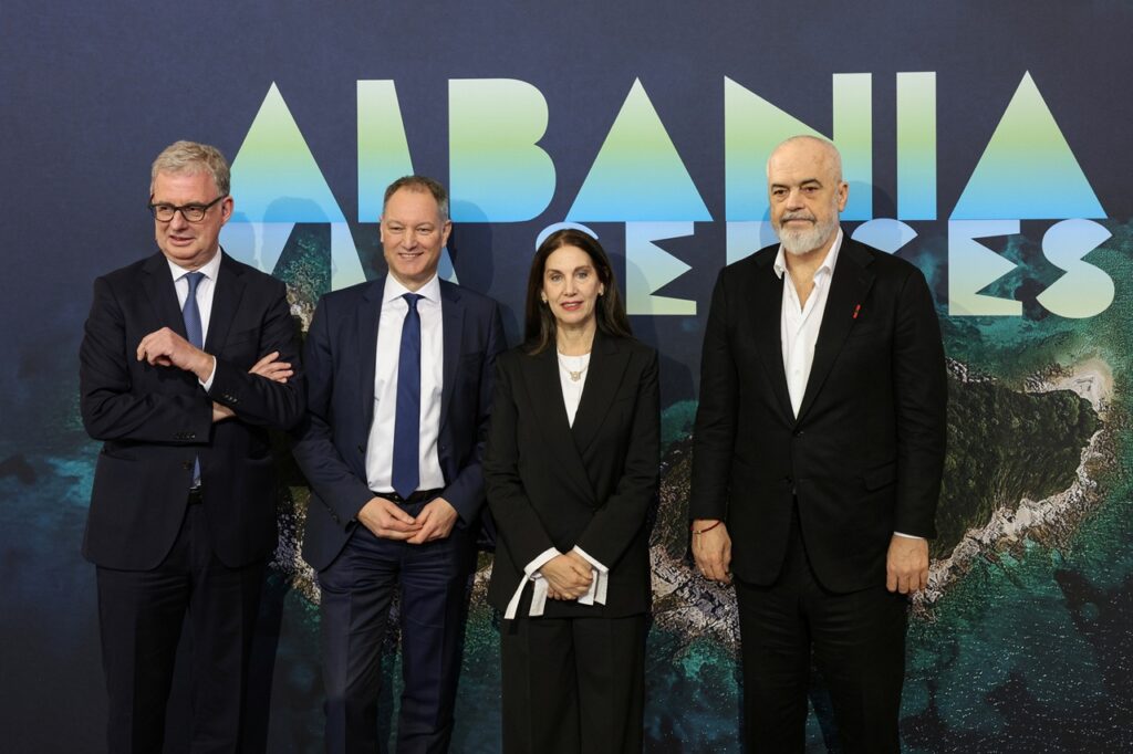 En la conferencia de prensa inaugural Edi Rama, Mario Tobias, Norberto Fiebig y Mirela Kumbaro.
