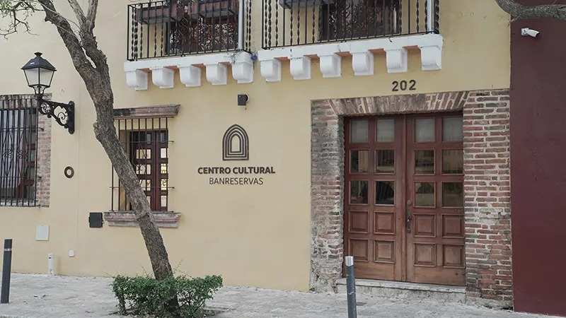 Fachada del CC Banreservas en SD Colonial