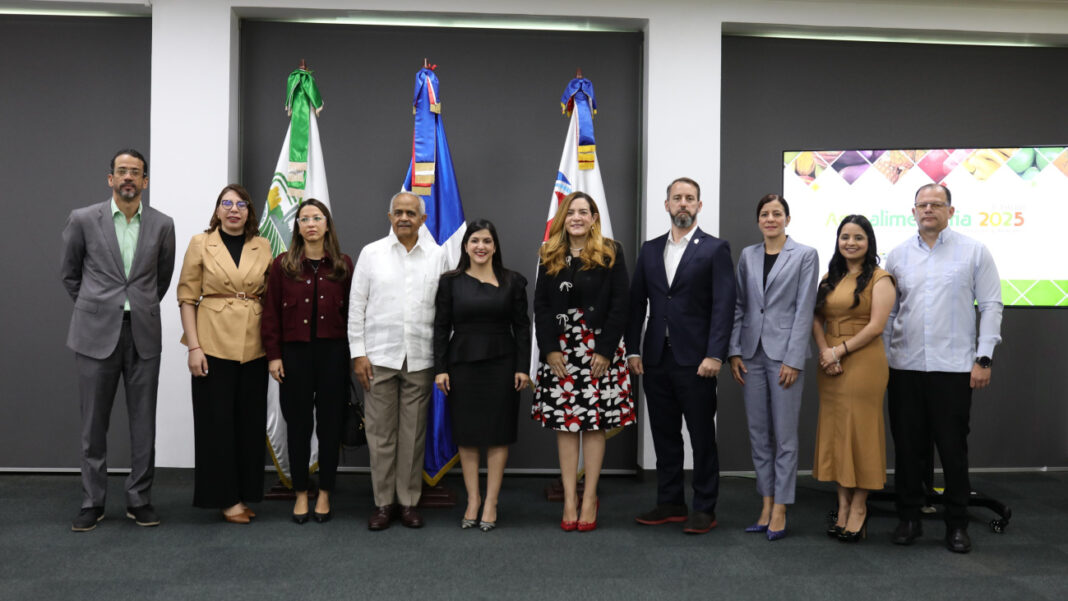 Funcionarios de Prodominicana y ejecutivos de la Junta Agroempresarial al momento de anunciar la feria Agroalimentaria 2025.