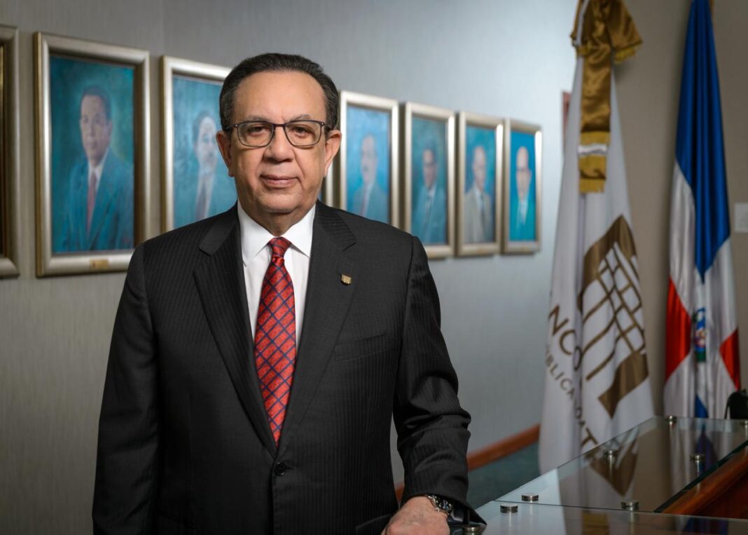 Héctor Valdez Albizu, gobernador del Banco Central