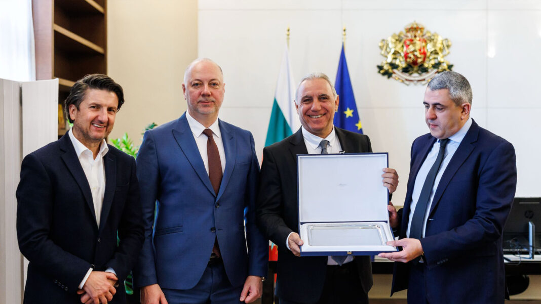 Hristo Stoichkov, filántropo y leyenda del fútbol búlgaro, recibe la acredictación como nuevo embajador de la Organización Mundial del Turismo