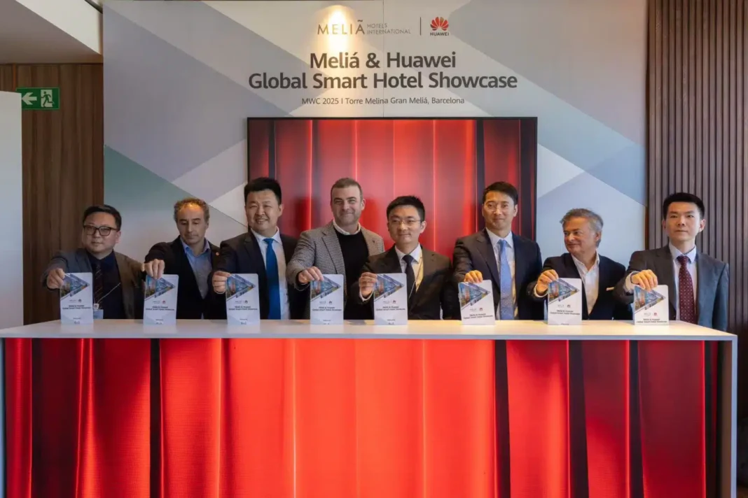 Ejecutivos de Meliá Hotels Internacional y de Huawei durante la exposicion sobre tecnología para hoteles inteligentes en Barcelona.