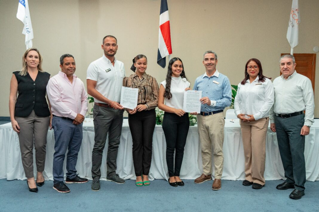AHRB apuesta por el talento local en La Romana con becas para futuros profesionales del turismo. Los beneficiarios recibirán el pago de la inscripción de cada semestre durante toda la carrera, apoyo para transporte y alimentación, pasantías en el hotel que los apadrina y la oportunidad de incorporarse al equipo de trabajo al finalizar sus estudios.